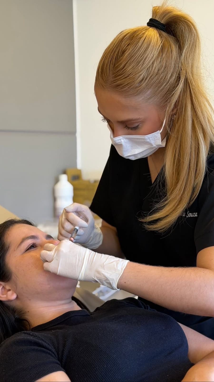 Dra. Mariana Souza aplicando preenchimento labial em paciente no consultório